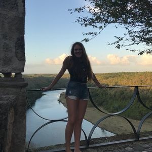 Meet your Posher, Elise